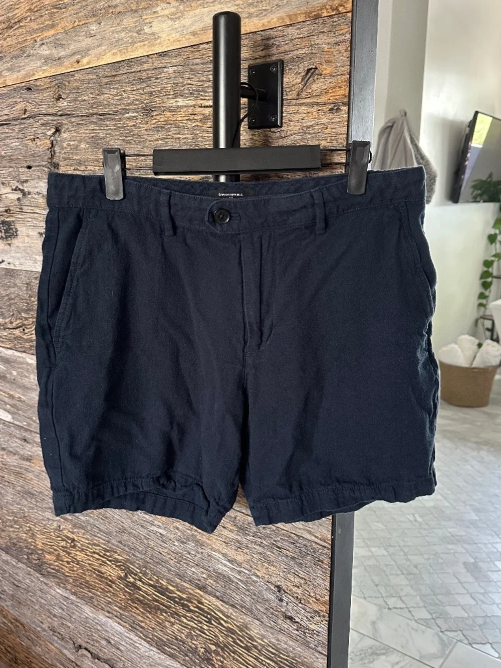 Banana Republic details features
